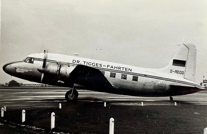 KHD - Karl Herfurthner Flugdienst Düsseldorf mit der Vickers Viking die Mitte der 1950er-Jahre die Werbebemalung des Reiseveranstalters Dr.Tigges Fahrten trug.