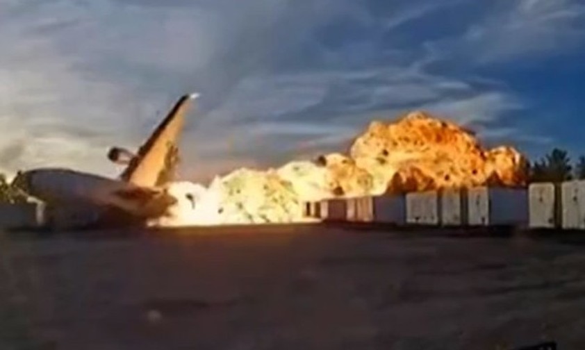 Der Moment des Unfalls: Die McDonnel Douglas MD-11 geht in einem Feuerball auf.