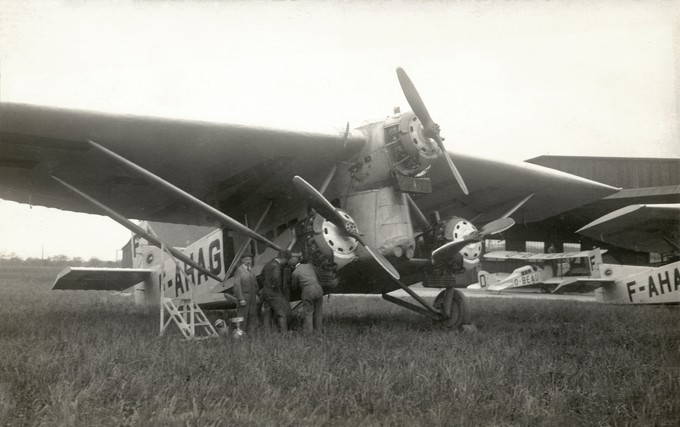 Farman F.4X Jaribu F-AHAG. Die dreimotorige Farman F.4X ist ein Verkehrsflugzeug für sechs Passagiere. Sie ist eine Variante der viermotorigen F.121 Jaribu, eine Konstruktion aus Holz und Metall. Drei unverkleidete Salmson AZ.9 Sternmotoren mit je 224 KW treiben die Maschine an. Der Pilot sitzt in einem offenen Cockpit hinter dem mittleren Motor. CIDNA übernahm anfangs 1925 vier dieser Maschinen, die nun auch zwischen Paris und Zürich eingesetzt werden. Doch die F-AHAF stürzte bereits im Mai 1925 in Rumänien ab, und die hier abgebildete D-AHAG wird bereits im Juli 1925 bei Walsesdorf, Deutschland verlorengehen. Die beiden restlichen (F-AHAH 3, F-AHAI 4) wurden darauf kaum noch geflogen und bald stillgelegt.