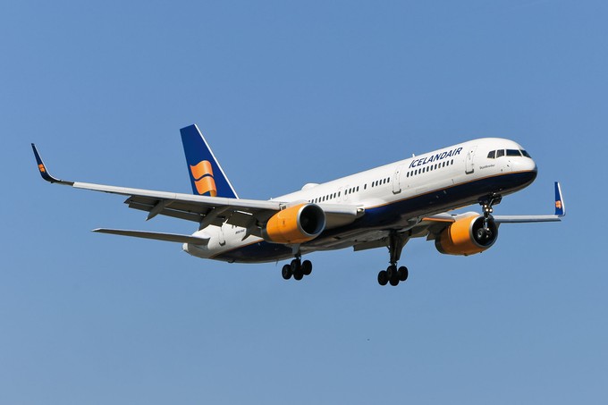 Icelandair ist heute mit 28 aktiven Boeing 757 (im Bild die TF-LLX) die grösste europäische Betreiberin dieses Typs. Das Durch- schnittsalter ihrer im Passagierdienst stehenden Boeing 757-200 liegt allerdings auch schon bei beachtlichen 23 Jahren. Zwar sind bereits Boeing 737 MAX als Ersatz bestellt, allerdings nur 16. Dies, weil sie wegen der geringeren Reichweite niemals alle B757-Routen werden übernehmen können. Icelandair rechnet daher damit, weniger stark gebrauchte 757 bis ins Jahr 2030 weiter zu betreiben.