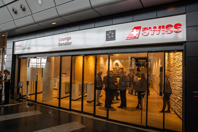 Der Eingang der umgebauten Warteräume für Business-Gäste und Senator-Mitglieder im Airside Center vor dem Übergang zu den Gates A.