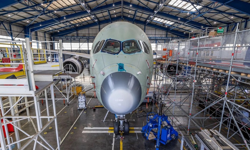 Airbus A350 F bei den Bodenschwingungstests: Der Flieger wird kräftig durchgeschüttelt.