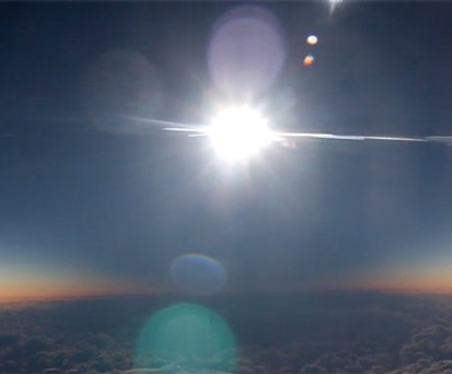 Passagiere erleben Sonnenfinsternis über den Wolken