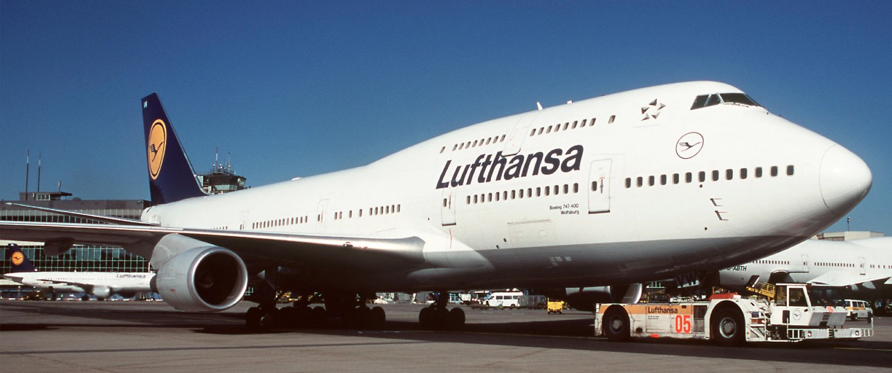 Boeing 747 von Lufthansa: Sie trägt das Kennzeichen ABVW und den Taufnamen Wolfsburg. Erkennen Sie den Zusammenhang?