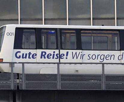 Die heutige Hochbahn Skyline fährt zwischen den Terminals 1 und 2.