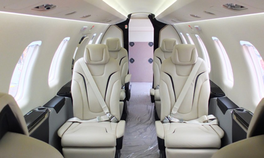 Ein Blick in Prototyp Nummer drei von Pilatus' PC-24 auf der Messe Ebace in Genf: Der Andrang war groß.