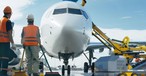 Boeing 737: Das Flugzeug wird von Insektenresten befreit.