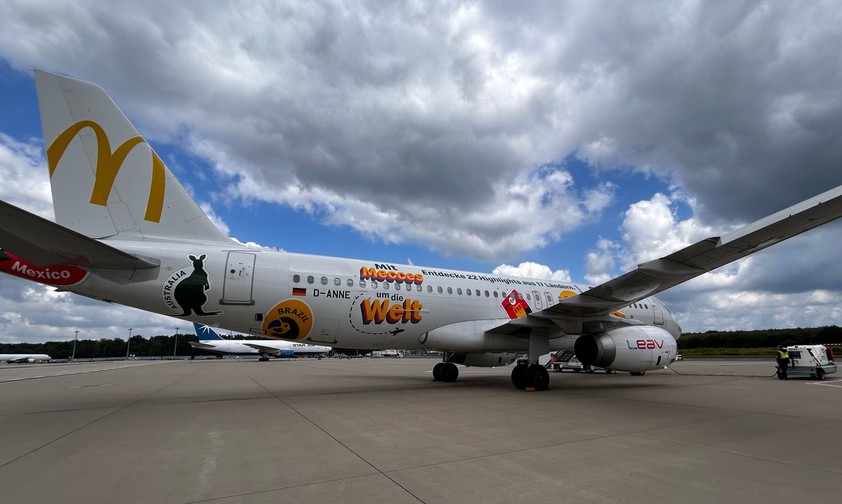 Airbus A320 von Leav Aviation: Das Flugzeug wird bis Ende September zum McDonalds-Flugzeug.