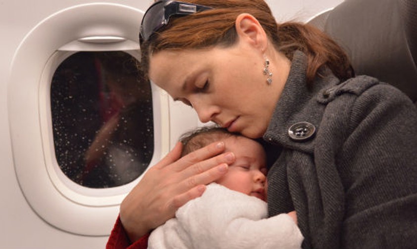 Diese Mutter reist mit ihrem frischgeborenen Säugling: Babys als Sitznachbarn zu haben, kann anstrengend sein.