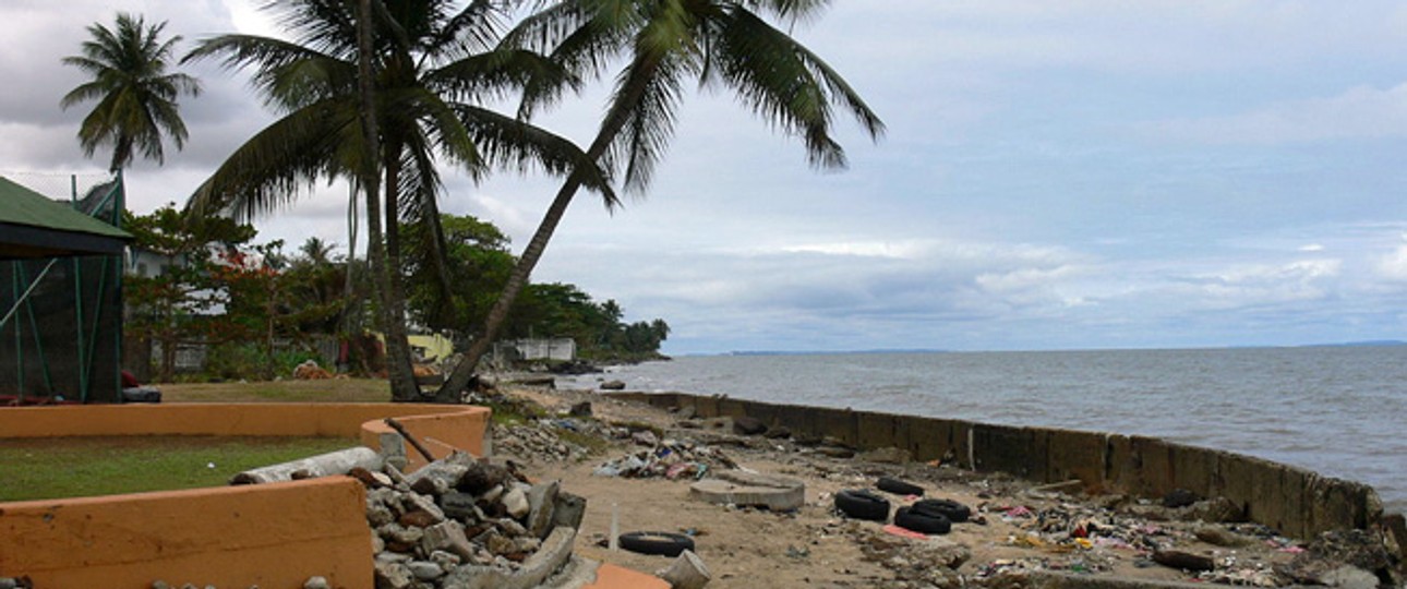 Strand in Gabons Hauptstadt Libreville: Die neuen Airlines wollen auch die Wirtschaft des Landes ankurbeln.