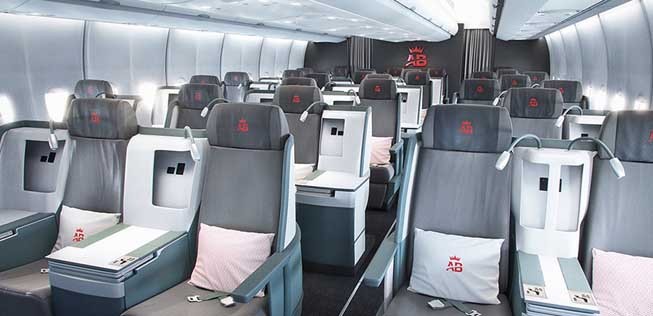 In der Business Class gibt es für die Reisenden einen Sitz, der sich in ein flaches Bett verwandeln lässt.