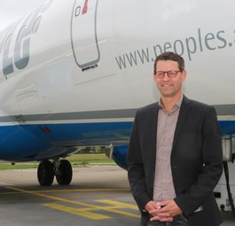 People's-Chef Thomas Krutzler vor der Embraer E170: Der Jet wird im Sommer gewartet.