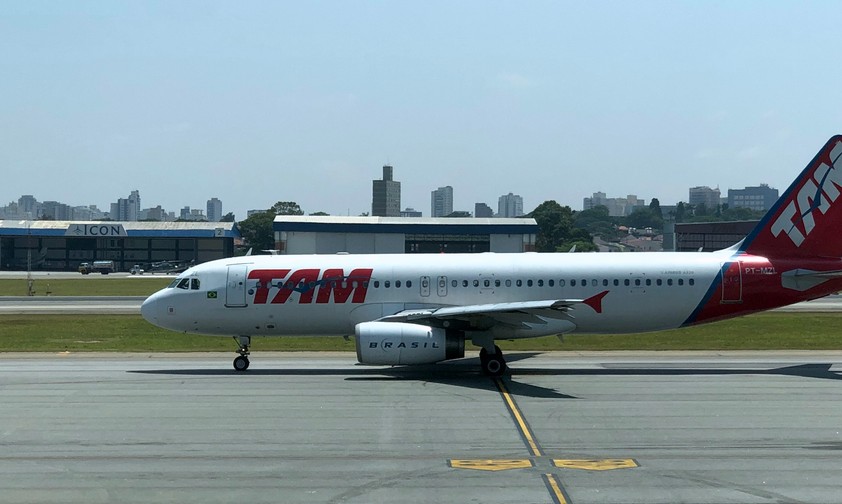Airbus A320 von Latam (noch in den alten Tam-Farben) in São Paulo-Congonhas: Gol und Latam hätten mit Azul einen harten Konkurrenten bekommen.