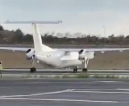 Die Dash-8-100 von Universal Air: Das Flugzeug hat sich am 27. September selbstständig gemacht.