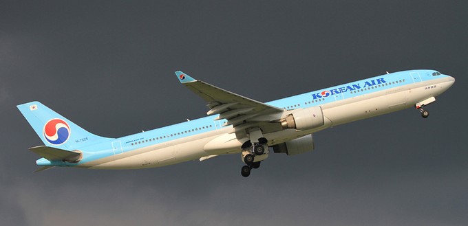 Der Airbus A330 mit dem Kennzeichen HL7525 von Korean Air vor ...