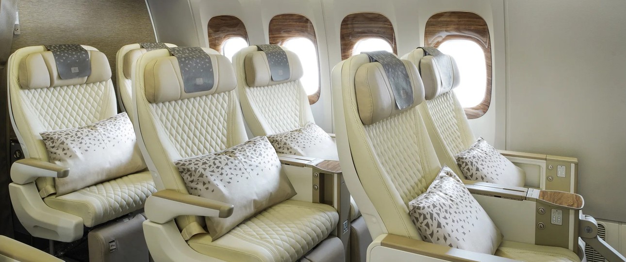 Das in seiner Üppigkeit reduzierte neue Interieur von Emirates steht der Premium Economy gut.