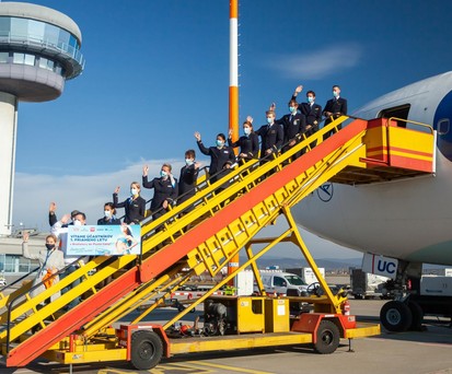 Die Condor-Crew vor dem Abflug: Ohne Tankstopp in die Ferne - das gibt es in Bratislava eigentlich nicht mehr.
