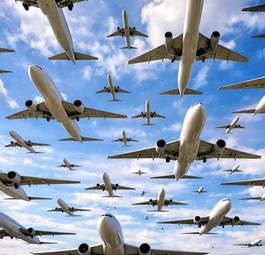 Flugzeuge am Himmel: Auf acht Routen ist ganz schön vie los.