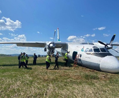 Antonov An 24 von Angara Airlines: Das Flugzeug ist auf der Nase gelandet.