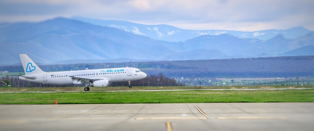 Ein landender Airbus A320 von Fly Lili: Die Airline sucht die Schuld bei den rumänischen Behörden.