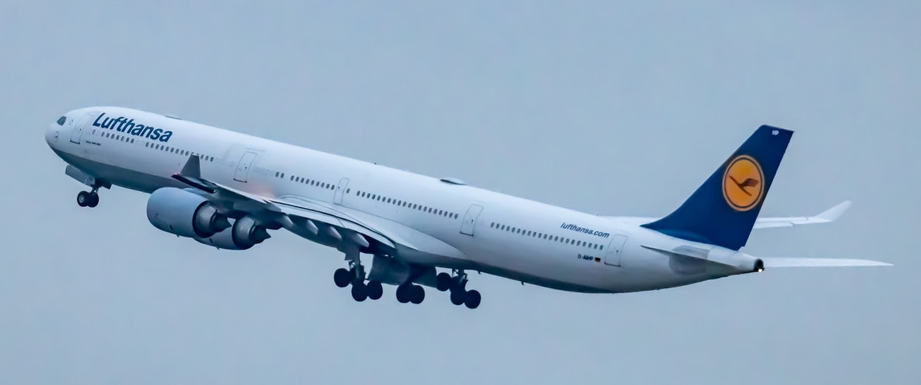 Airbus A340 von Lufthansa mit Spiegelei: Einige behalten ihre Bemalung.