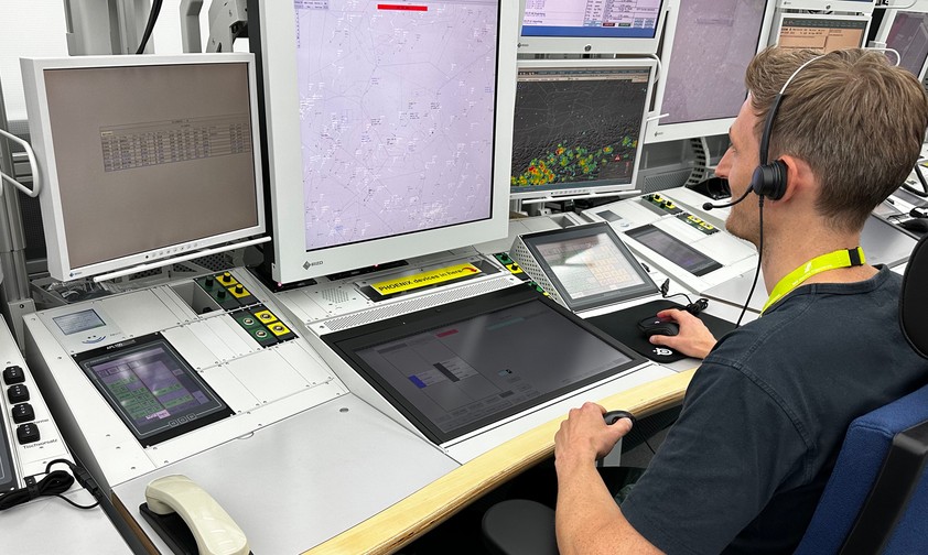 So sieht ein Arbeitsplatz bei der DFS in München aus.