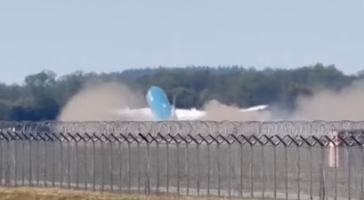 Die Boeing 787 hebt in München ab: Viel Staub aufgewirbelt.