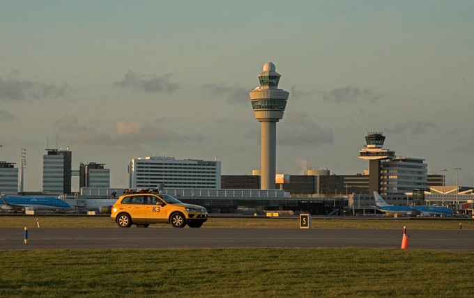 Amsterdam-Schiphol sinkt von Rang 21 mit 9,4 Millionen auf Platz 56 mit 2,9 Millionen.