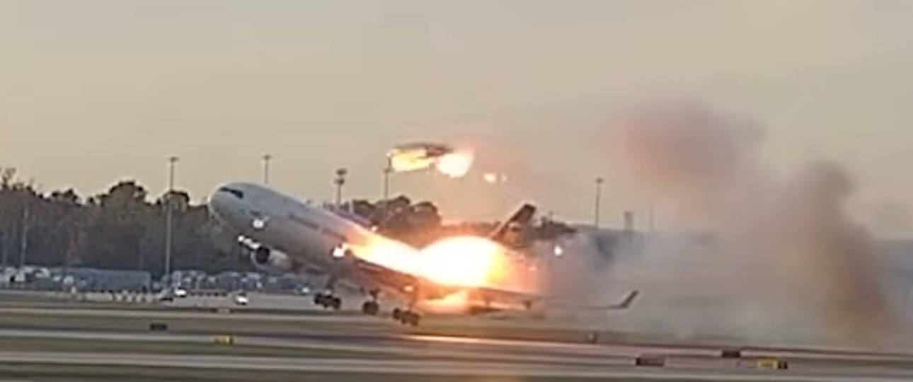 Aufnahme des Unglücks: Das brennende Triebwerk fliegt durch die Luft.