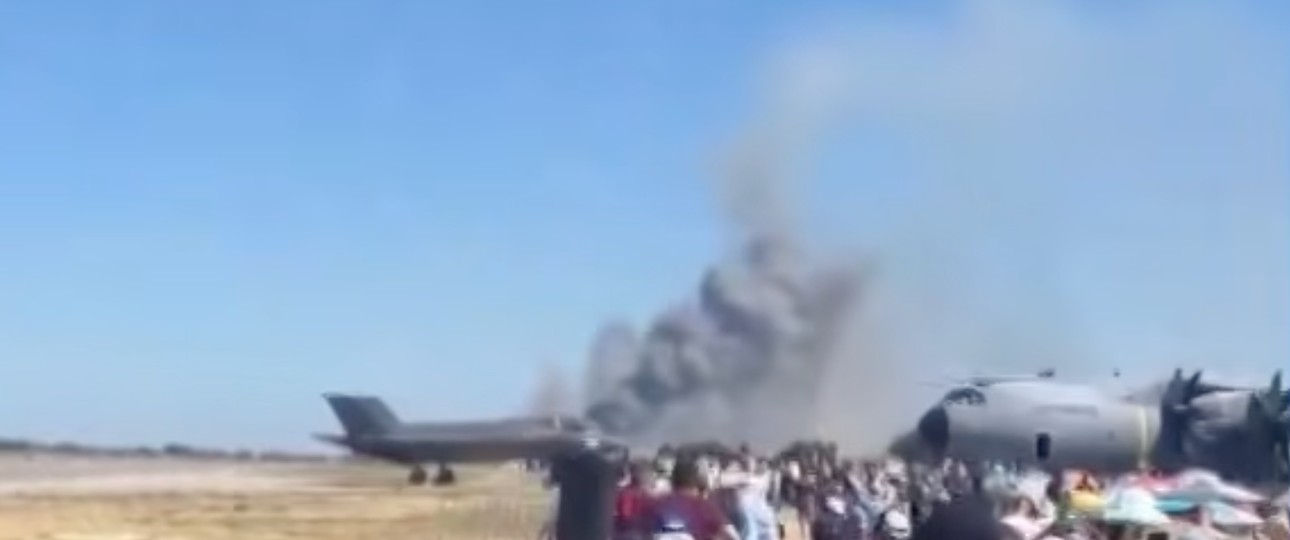Rauchwolke bei der Flugshow: Tragischer Unfall. 