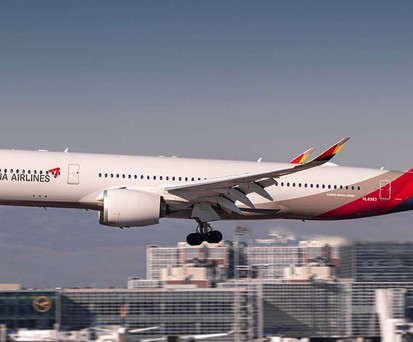 A350 von Asiana Airlines mit rotem Logo auf dem Rumpf.