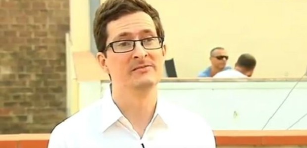 Simon Cookney hatte die Nase voll von den hohen Mieten in London. Er rechnete sich aus, dass es für ihn günstiger wäre, in Barcelona zu wohnen, und mit dem Billigflieger nach London zu pendeln.