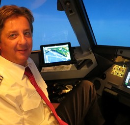 Georg Schwarz im Cockpit: 30 Jahre Berufserfahrung.