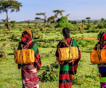 Junge Frauen in der äthiopischen Landschaft.