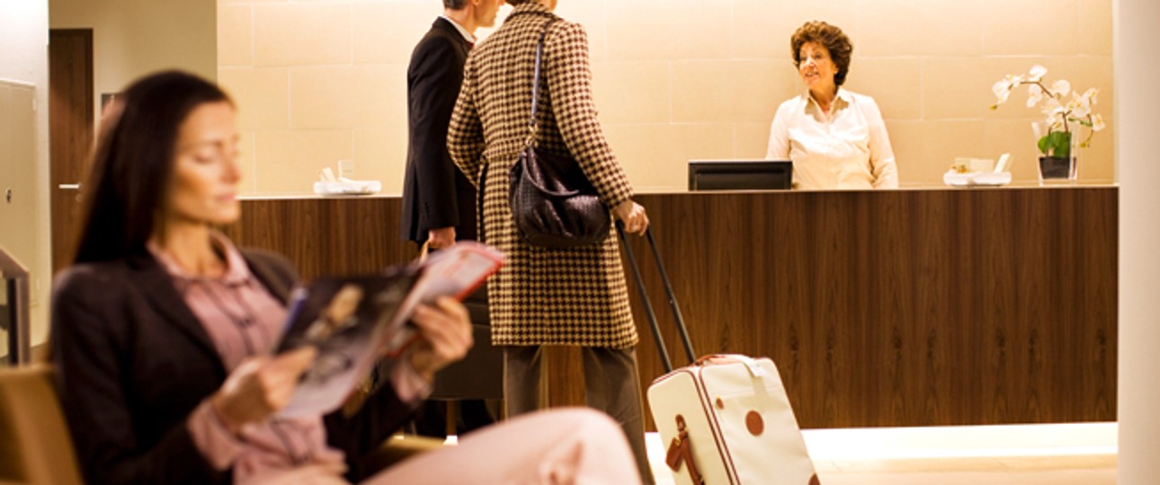 Passagierin in einer Lufthansa-Lounge: In Lounges und Premium-Klassen gibt es weiterhin Zeitungen und Zeitschriften.