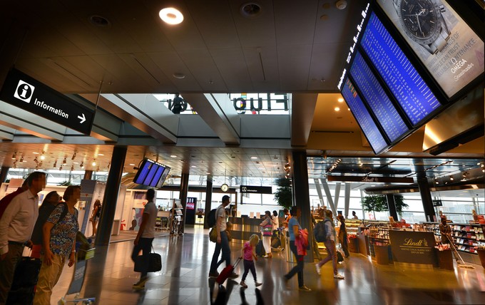 Nun zu den größeren: bei 25 bis 40 Millionen Reisenden pro Jahr setzten sich global an die Spitze: Chongqing Jiangbei in China, Kempegowda International Airport in Bangalore in Indien,
Dublin in Irland, Zürich in der Schweiz (im Bild),
Oslo-Gardemoen in Norwegen, Detroit Metropolitan Wayne County Airport und
Minneapolis/St Paul International in den USA.