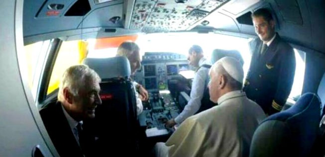 Papst Franziskus im Cockpit: Der Oberhirte der Katholiken sucht eine neue Fluggesellschaft.