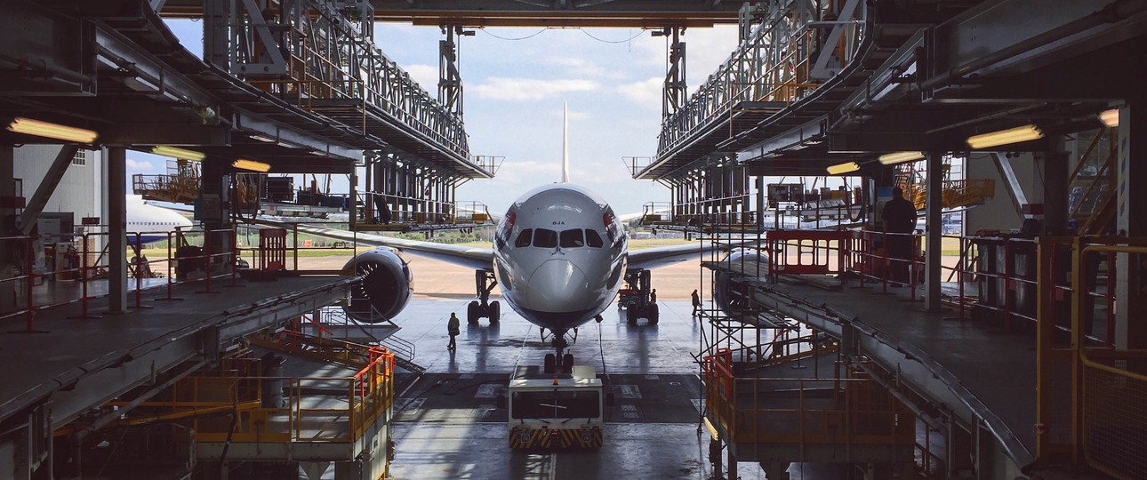 Dreamliner von British Airways in der Wartung: Sechs Flieger müssen ab Boden bleiben.