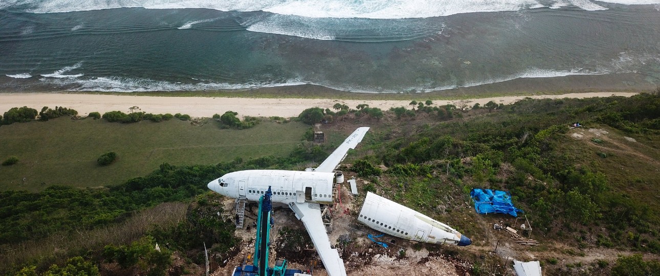 Oben die ausrangierte Boeing 737-200, unten der Strand Nyang Nyang auf der Insel Bali.