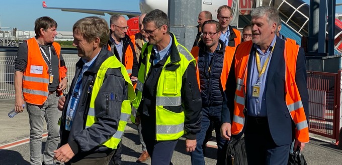 Die Crew besteigt das Flugzeug: Airbus-Flugtest-Ingenieur Matthias Queck (links), Airbus-Testpilot Thomas Wilhelm (Mitte) und der Münchener Langstreckenflotten-Chef von Lufthansa Martin Hoell (rechts)