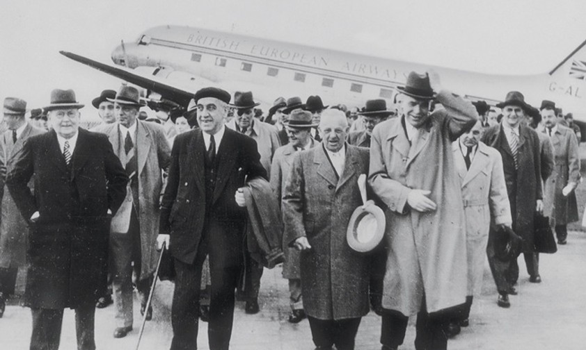 Zur Flughafen-Eröffnung landete ein Flugzeug von Britisch European Airlines (BEA) aus Berlin kommend in Hannover. Mit an Bord: Berlins Regierender Bürgermeister Ernst Reuter (mit Baskenmütze).