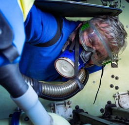 Entfernung des Biofilms: Sieht anstrengend aus.