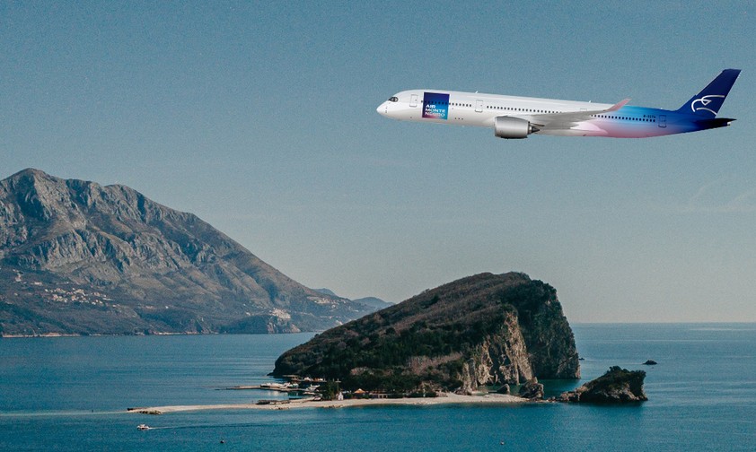 Flugzeug von Air Montenegro über der Küste.