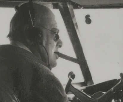 Der britische Premierminister Winston Churchill im Jahr 1942 am Steuer der Boeing 314 mit dem Taufnamen Berwick.