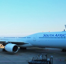 Der Airbus A340-600 von South African Airways, hier am Gate in Frankfurt.