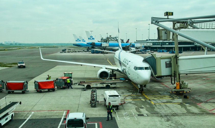 Boeing 737 von El Al am Flughafen Amsterdam: Der Zoll kontrolliert Reisende auf Waren aus von Israel besetzten gebieten.