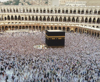 Die Kaaba im Innenhof der Heiligen Moschee in Mekka: Das zentrale Heiligtum des Islam und Ziel vieler Pilger.