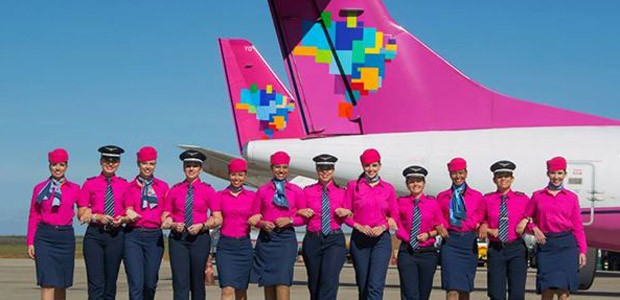 Azul Linhas Aereas besitzt sogar mehrere Flugzeuge mit pinker Speziallackierung