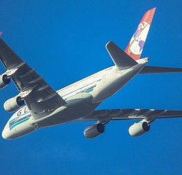 Airbus A380 von Global Airlines nach dem Start in Dresden: Jetzt kommt die Kabine.