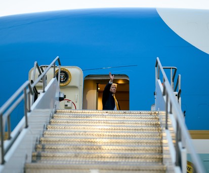 Trump beim Einsteigen in die alte Air Force One: Die beiden Flieger bleiben erstmal unverzichtbar. 